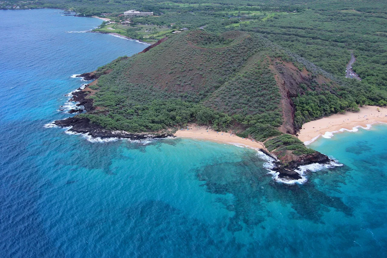 Beach and Pacific coastline at Mākena in South Maui.